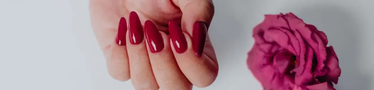 Czerwień na paznokciach — wybitna klasyka, bezpieczna opcja czy lekka nuda? 